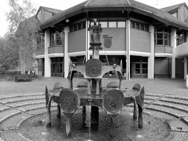 Das neue Rathaus wurde 1983 erbaut. Hier im Vordergrund der markante Marienbrunnen.