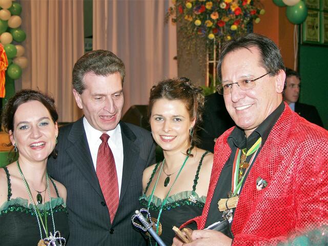 OB-Kandidatin Claudia Sand (links) war 2006 einer der beiden "Herzdamen" beim Kienholzclub Wiesental. Der KHC begrüßte als bislang prominentester Gast den Ministerpräsidenten Günter Oettinger ("Günter der Landesvater") u seiner Prunksitzung. 