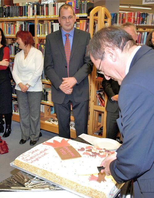 Thomas Deuschle, kurz nach seinem Amtsantritt 2009, beim Jubiläum der Stadtbibliothek ("25 Jahre").