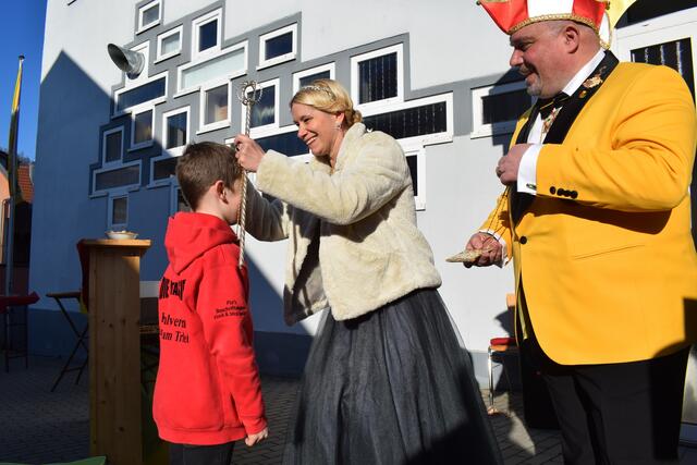 Prinzessin Nathalie I. überreicht die Orden | Foto: B. Bender