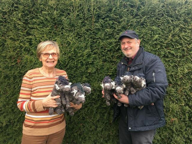 Elke Ladwig und Jens-Ove Heckel mit den flauschigen Pustelschweinen | Foto: ZGAP e.V.  