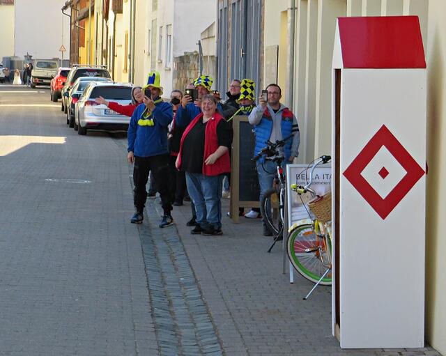 Das Wärterhäuschen hat Ully Zahn zusammengebaut als Zeichen der Verbundenheit mit dem Ahrtaler Karnevalsverein | Foto: Brigitte Melder