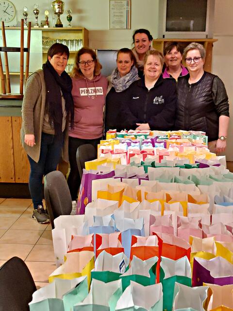 Am Tag zuvor hieß es "Tüten packen" von diesen fleißigen Damen | Foto: Brigitte Melder