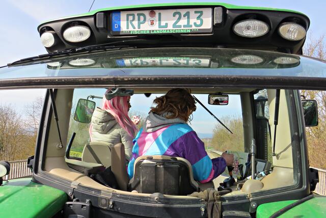 Fingerspitzengefühl des Traktorfahrers durch die engen Straßen | Foto: Brigitte Melder