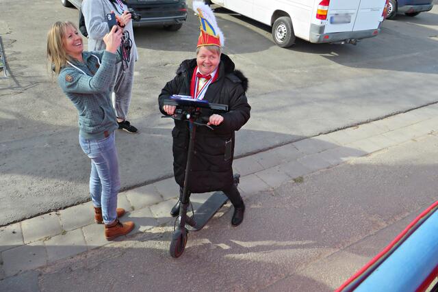 Annette Melzer sportlich auf Roller unterwegs | Foto: Brigitte Melder