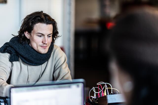 Gavin Gabriel bei ihrer Arbeit in der Cafeteria der Alten Feuerwache Mannheim.  | Foto: Christian Gaier