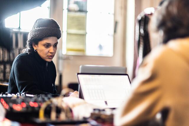Shelly Philipps bei ihrer Arbeit in der Cafeteria der Alten Feuerwache Mannheim.  | Foto: Christian Gaier