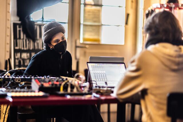 Shelly Philipps und Gavin Gabriel bei ihrer Arbeit in der Cafeteria der Alten Feuerwache Mannheim.  | Foto: Christian Gaier