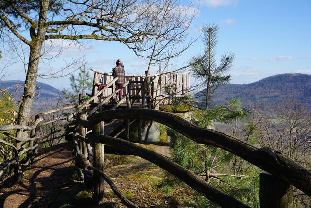 Die exponierte Spitze des Krappenfelses ist durch einen Naturholzzaun gesichert. | Foto: Markus Pacher