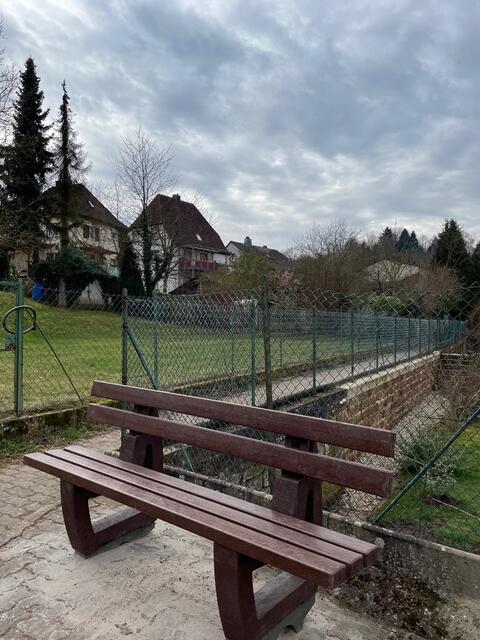 Die von vielen Bürgerinnen und Bürgern schmerzlich vermisste Sitzbank ist wieder da | Foto: Stadt Annweiler