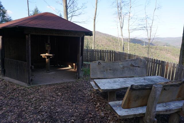 In der Nähe des Krappenfelsens befindet sich eine kleine Schutzhütte.  | Foto: Markus Pacher