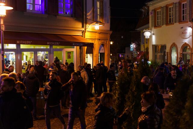 Auf dem Römerplatz herrschte reges Treiben während der (W)Einkaufsnacht | Foto: Kim Rileit