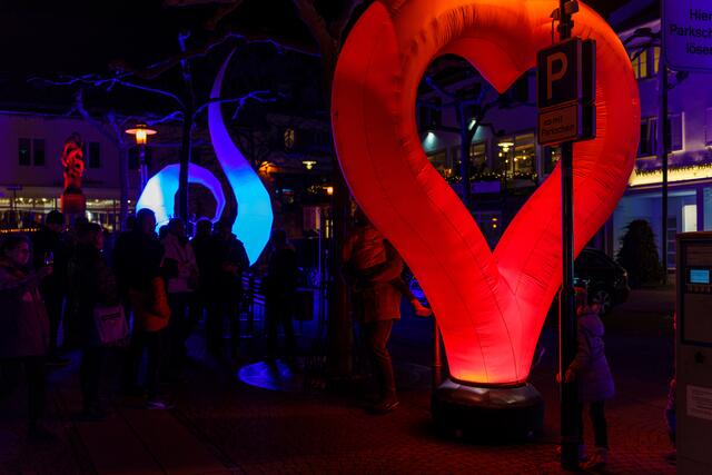 Die Lichtfiguren auf dem Stadtplatz sind ein beliebtes Fotomotiv | Foto: Kim Rileit