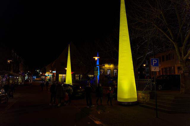 Solidarität mit der Ukraine und ein Zeichen gegen den Krieg: Die Lichtkegel leuchteten in Blau und Gelb | Foto: Kim Rileit