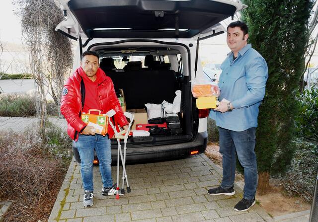 Hilfstransport-Organisator Andreas Blatner und Dominik Geschwind von der Verbandsgemeinde Leiningerland verladen die gespendeten Hilfsgüter in den Transporter  | Foto: Pressestelle VG Leiningerland