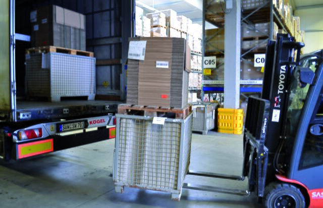...eine Gitterbox voller Möbelbeschläge und eine Europalette mit Kartonagen in die Höhe. | Foto: Christmann/Lebenshilfe Südliche Weinstraße