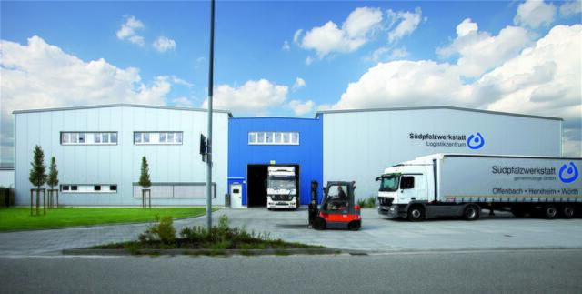 Die Eröffnung des Logistikzentrums der Südpfalzwerkstatt im Jahr 2012 war ein strategisch wichtiger Meilenstein auf dem Weg zu einer professionell aufgestellten Logistik. | Foto: Iversen/Lebenshilfe Südliche Weinstraße