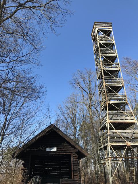 Auch am Eybergturm ist eine kleine Schutzhütte | Foto: B. Bender
