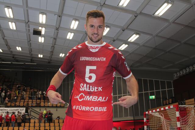 Die Eulen (hier Stefan Salger) spielten mit dem Schriftzug „für Robbie“ in Gedenken an Robert Pfeffer (Foto Michael Sonnick)
