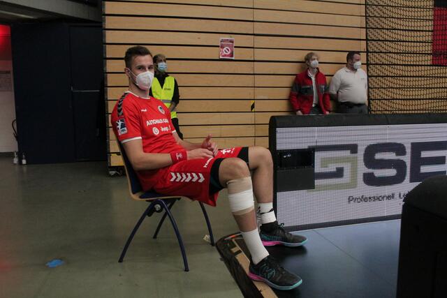 Stefan Salger musste sich nach der roten Karte das Spiel vom Stuhl aus ansehen (Foto Michael Sonnick)