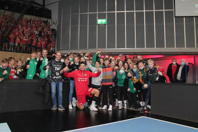 Max Haider mit den Fans vom TSV München-Allach (Foto Michael Sonnick)