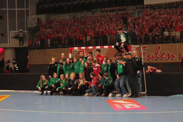 Max Haider mit den Fans vom TSV München-Allach (Foto Michael Sonnick)