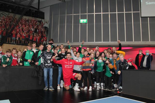 Max Haider mit den Fans vom TSV München-Allach (Foto Michael Sonnick)