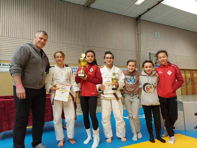 Das JSV Mädchenteam mit Trainer Volker Heyer | Foto: JSV Speyer