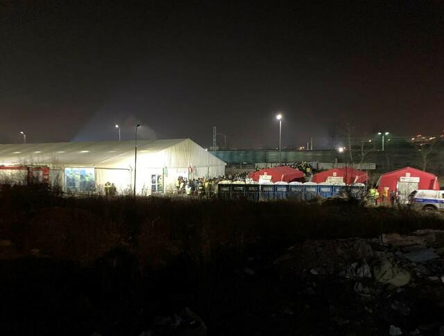 Das Flüchtlingslager in Olkusz bei Nacht.