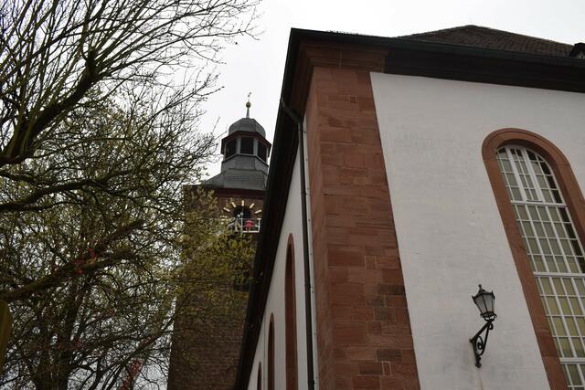 Uhr Nummer vier wird montiert | Foto: B. Bender