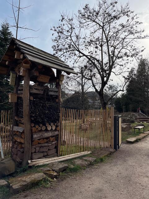 Staketenzaun und passende Toranlage beenden nun die offizielle Ertüchtigung des Kleinodes Ambertpark – Was fehlt wäre noch eine Nestschaukel für die Kleinen. | Foto: Stadt Annweiler