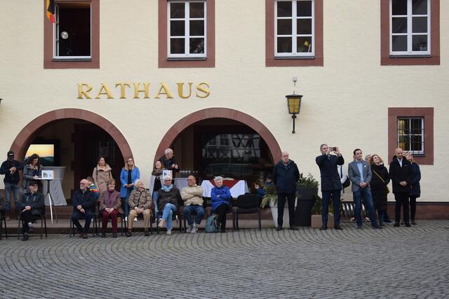Einige wenige Sitzplätze vor dem Rathaus | Foto: B. Bender