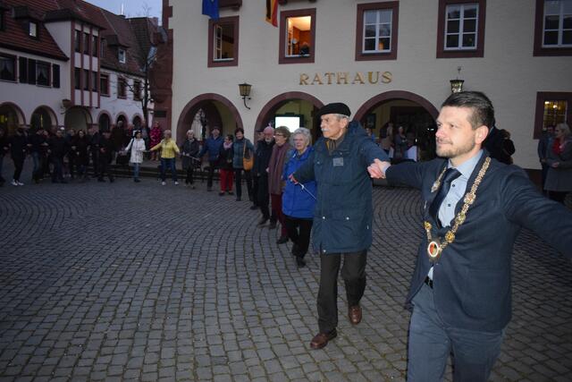 Menschenkette für den Frieden auf dem Rathausplatz . . . | Foto: B. Bender
