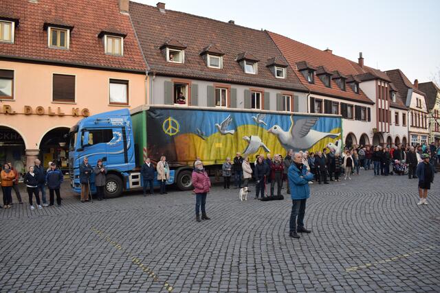 Zahlreiche Bürgerinnen und Bürger sind zur Einweihung der neuen Kirchturmuhr erschienen | Foto: B. Bender