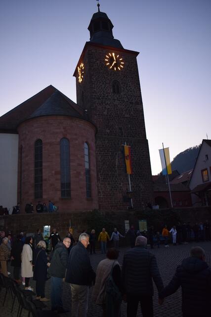 . . . unter einer neuen leuchtenden Kirchturmuhr | Foto: B. Bender