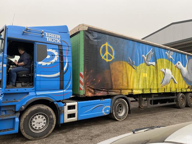 Ohne den von Gustav Kühner bereitgestellten 40- Tonner-Lkw wäre diese Mission nicht möglich gewesen | Foto: Peter Grimm