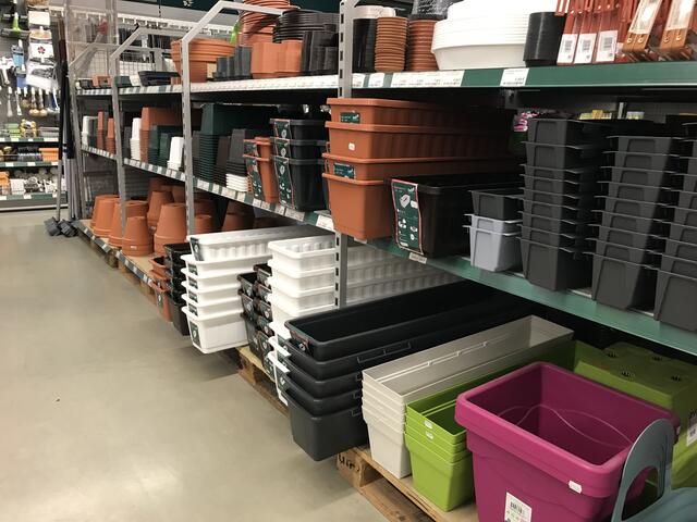 Unterschiedliche Töpfe und Schalen, Pflanz- und Balkontöpfe in allen Größen, Farben und Varianten. So findet auch jede Balkonpflanze ihren eigenen Platz und die gesetzten Zwiebeln können auch dort in ihre schönste Blüte wachsen.  | Foto: Claudia Bardon