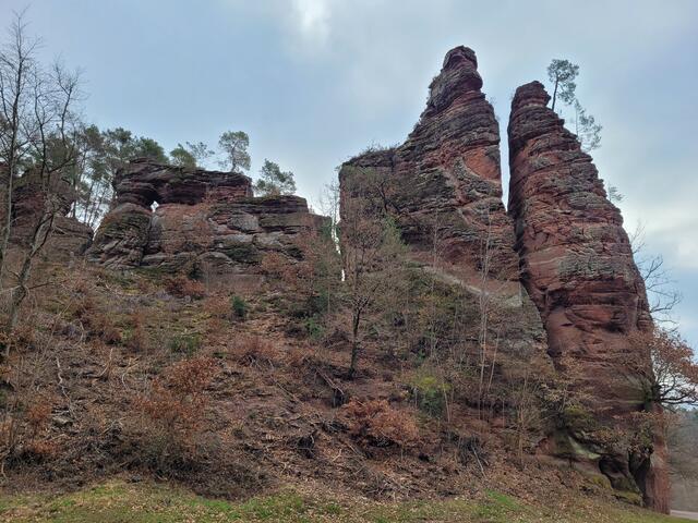 Braut und Bräutigam am Dahner Felsenpfad | Foto: Markus Pacher