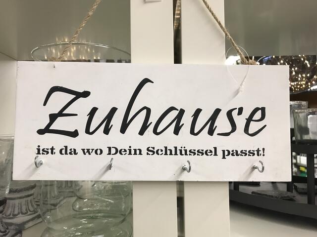 Sie liegen auch in diesem Jahr wieder voll im Trend - die Holzschilder mit den unterschiedlichsten Sprüchen. | Foto: Claudia Bardon