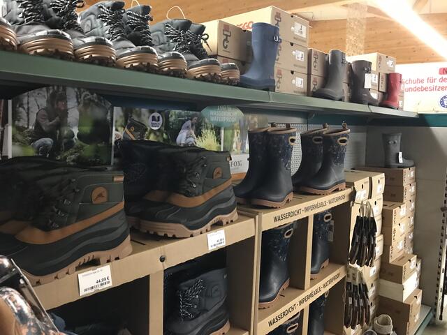 Wanderschuhe oder Gummi- und Arbeitsstiefel, in den Farben grün, braun hin zu grau erweitern das umfangreiche Sortiment im Weilerbacher Gartenmarkt bei Kaiserslautern.
 | Foto: Claudia Bardon