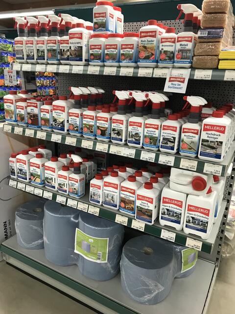 Im Gartenmarkt bei Kaiserslautern finden Kundinnen und Kunden auch alles rund um das Thema Reinigung | Foto: Claudia Bardon