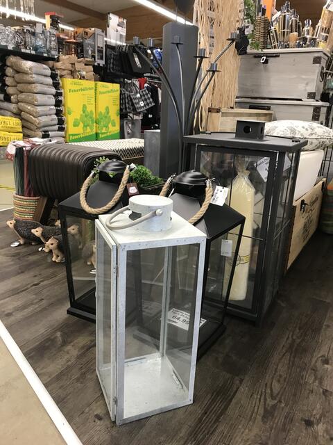 Mit einer Laterne auf dem Balkon, der Terrasse oder im Garten kehrt Gemütlichkeit ein..... | Foto: Claudia Bardon