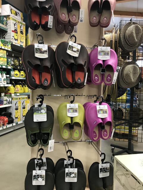 Stylische und leichte Gartenschuhe von Blackfox sind ein Sommer "Must-Have" | Foto: Claudia Bardon