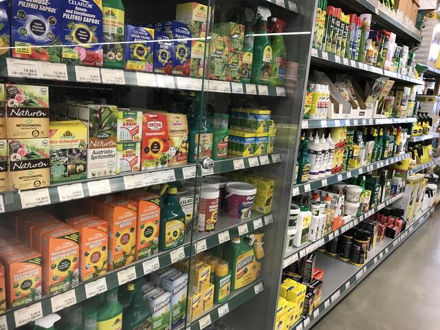 Die Auswahl in der Düngemittel- und Ungezieferabteilung ist im Gartenmarkt Landfuxx Weilerbach, Kreis Kaiserslautern, groß. | Foto: Claudia Bardon