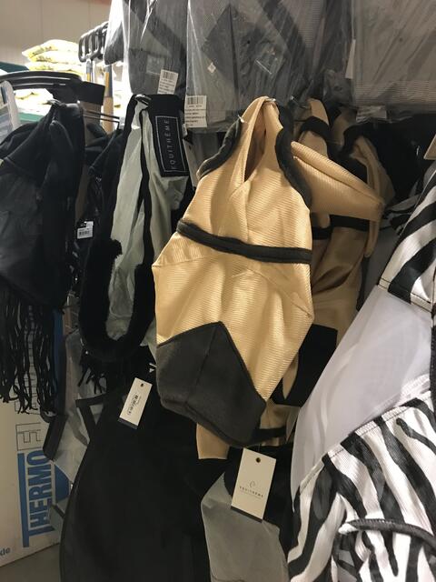 Auch der Fliegenschutz für die Pferde darf nicht fehlen | Foto: Claudia Bardon