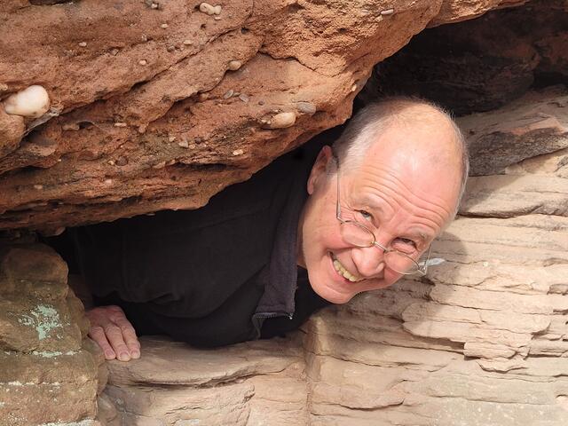 Eng aber für schlanke Menschen machbar: Schmaler Felsdurchschlupf am Dahner Felsenpfad | Foto: Markus Pacher