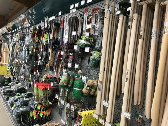 Gartenwerkzeuge und Geräte sind das A und O für einen guten Hobbygärtner. So macht Blumen pflanzen erst richtig Spaß. Alles rund um den Gartenbedarf beim Gartenmarkt Landfuxx in Weilerbach im Kreis Kaiserslautern. | Foto: Claudia Bardon