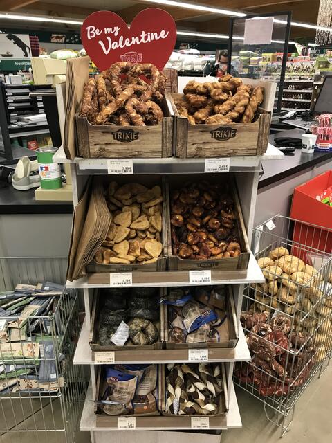 Die Leckerli-Station für Hunde im Eingangsbereich ist das ganze Jahr über zu allen Jahreszeiten angepasst | Foto: Claudia Bardon