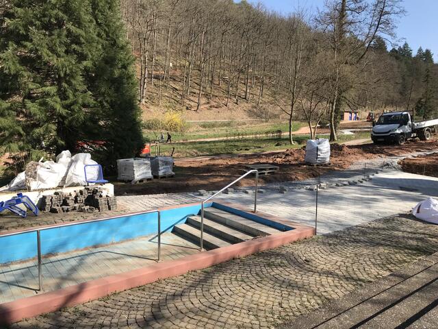 Auch rund ums Kneipp-Becken wird gepflastert | Foto: B. Bender