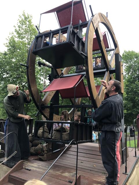 Rustikaler Spaß für Kinder: Handgetriebenes Riesenrad aus Holz. Foto: Stadtmarketing